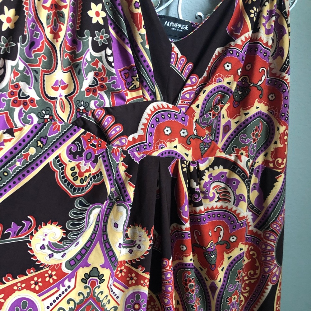 Beautiful sleeveless silky dress.
